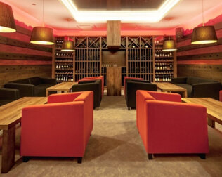 Goście mogą relaksować się także w hotelowej winiarni