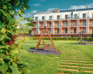 Hotel jest otoczony rozległym ogrodem, który sprzyja relaksowi