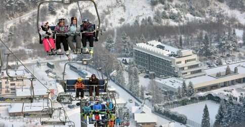 Zimą tuż obok hotelu działa stacja narciarska z wyciągiem krzesełkowym