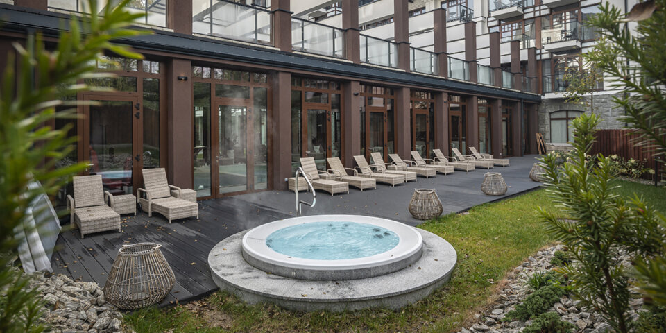 Hotel posiada łącznie 3 jacuzzi, strefę saun, strefę relaksu z tężnią solankową