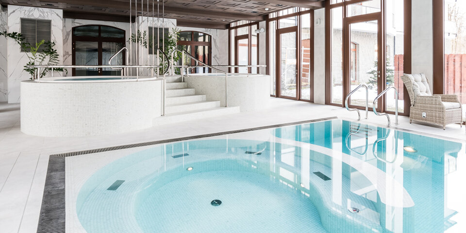 W strefie wellness są też dwa jacuzzi i leżaki