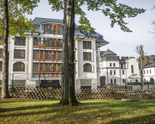 Hotel znajduje się na skraju zabytkowego parku w centrum Zakopanego