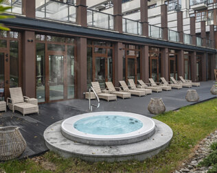 Hotel posiada łącznie 3 jacuzzi, strefę saun, strefę relaksu z tężnią solankową