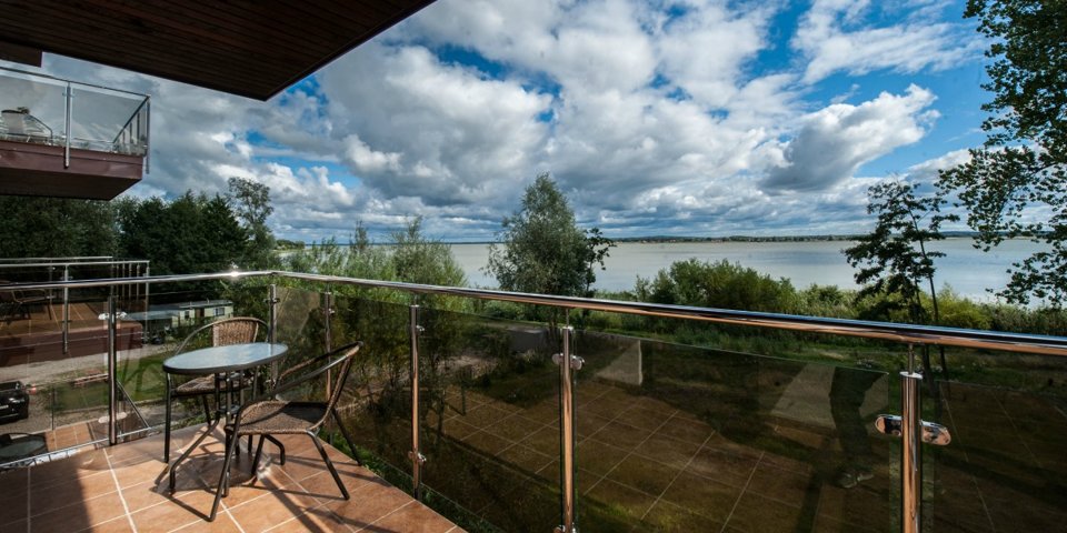 Większość pokoi posiada przestronne balkony z widokiem na jezioro Jamno