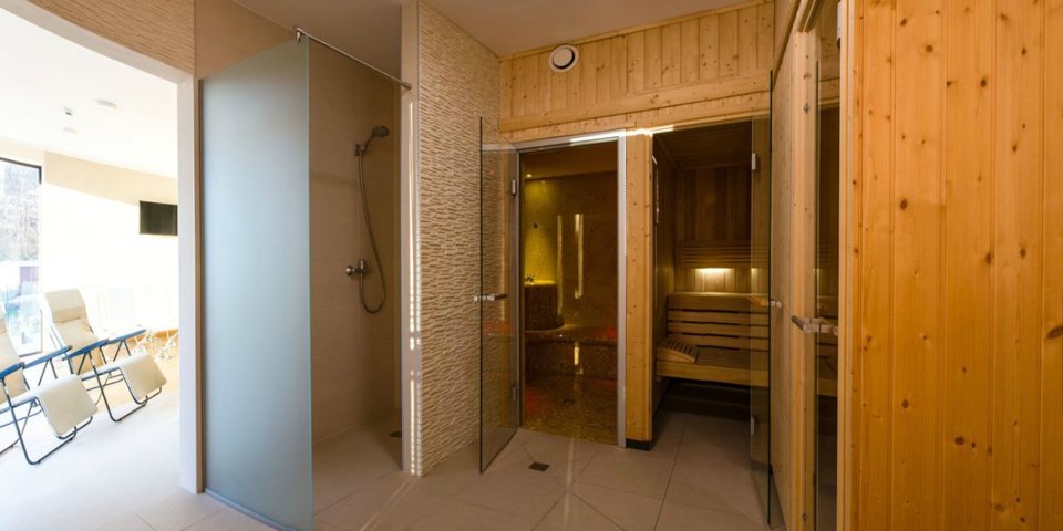 Hotelowe centrum SPA obejmuje 3 sauny oraz solarium