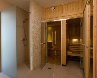 Hotelowe centrum SPA obejmuje 3 sauny oraz solarium
