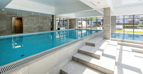 Goście apartamentów mogą korzystać z krytego basenu