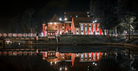 Hotel jest zlokalizowany w centrum Giżycka tuż nad kanałem Łuczańskim