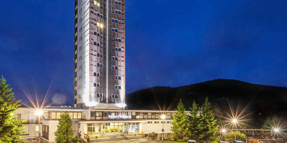 Hotel ma kształt wysokiej wieży, dzięki czemu pokoje oferują widoki na góry