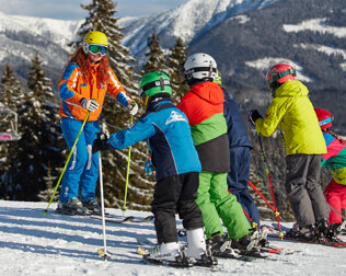 Szkółki narciarskie pozwolą dzieciom pewnie postawić pierwsze kroki na nartach