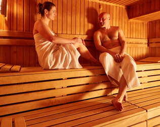 Po aktywnościach na świeżym powietrzu warto zrelaksować się w saunie lub jacuzzi