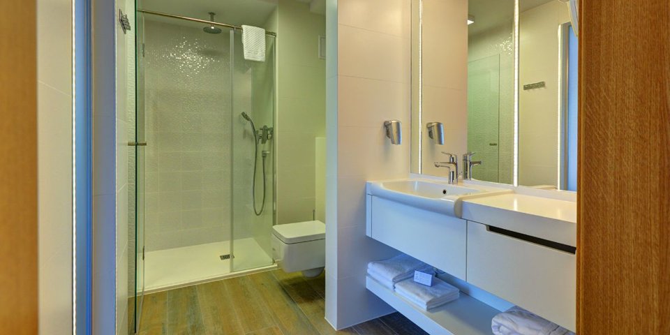 Komfortowe łazienki wyposażono w prysznic, suszarkę, kosmetyki i ręczniki