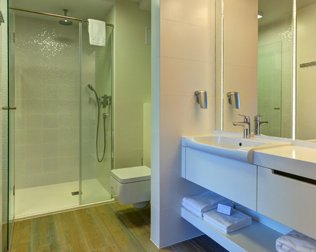 Komfortowe łazienki wyposażono w prysznic, suszarkę, kosmetyki i ręczniki
