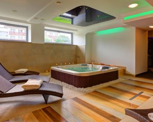 Hotel Skal udostępnia gościom strefę relaksu z jacuzzi i kompleksem saun