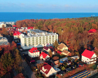 Hotel jest pięknie położony, blisko nadmorskiego lasu