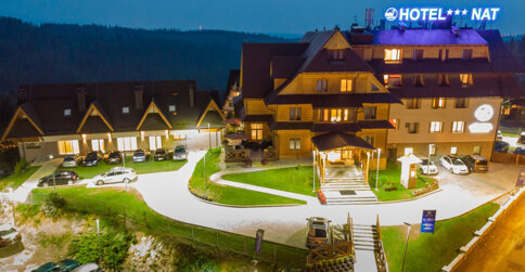 Hotel*** NAT w Bukowinie jest położony pomiędzy wyciągami narciarskimi i termami
