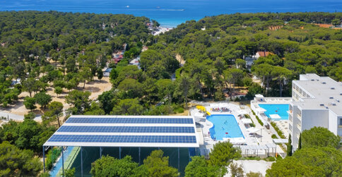 Hotel Adria*** jest położony pośród sosnowego lasu blisko plaży nad Adriatykiem