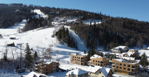 Apartamenty XYZ są położone u stóp góry Skrzyczne, tuż przy trasach narciarskich