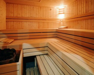 Seans w saunie pozwala się odprężyć i oczyścić organizm
