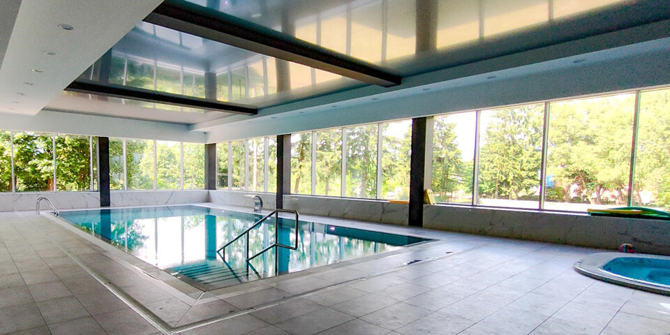 Hotel oferuje nowo oddaną strefę wellness z basenem, jacuzzi i saunami