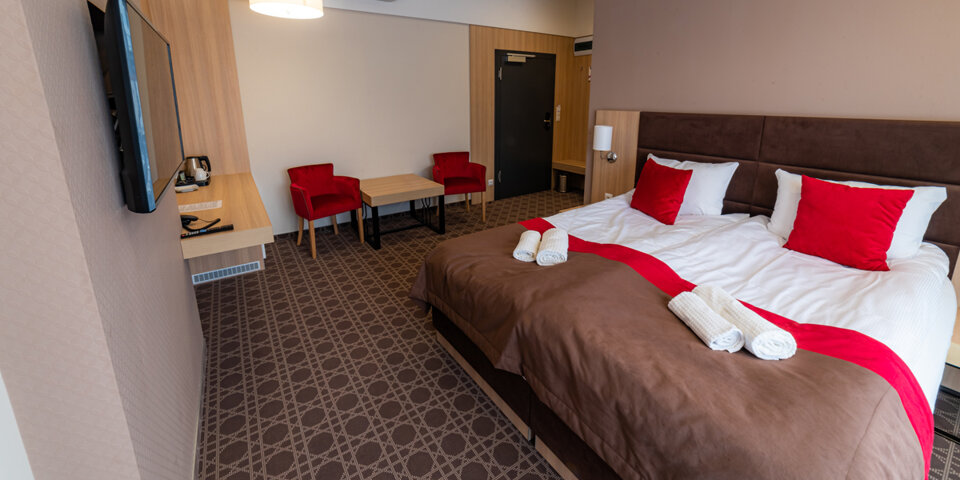 Można wybrać pokoje z osobnymi lub połączonymi łóżkami