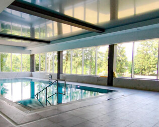 Hotel oferuje nowo oddaną strefę wellness z basenem, jacuzzi i saunami