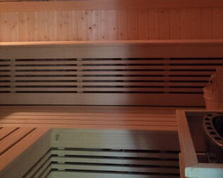 W strefie saun znajduje się sauna sucha, sauna infrared oraz łaźnia parowa