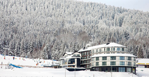 Sun & Snow Czarna Perła znajduje się przy dolnej stacji wyciągu narciarskiego