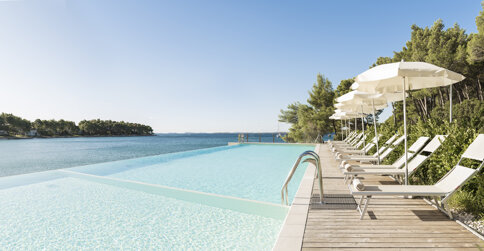 Crvena Luka Resort**** posiada piękny basen zewnętrzny typu infinity