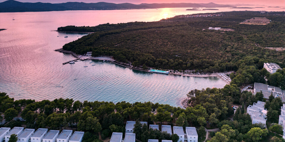 Crvena Luka Resort**** jest położony w zatoce bezpośrednio nad Adriatykiem