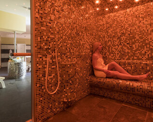 W strefie wellness jest kompleks saun z łaźnią parową i sauną fińską