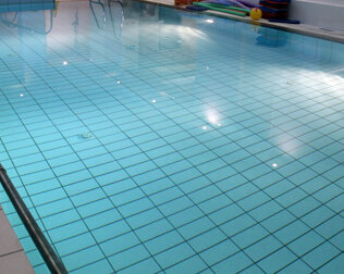 Goście mogą tutaj zadbać o formę i rozluźnić mięśnie, pływając w krytym basenie