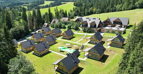 Dwupoziomowe domki są częścią otoczonego lasem No Name Luxury Resortu