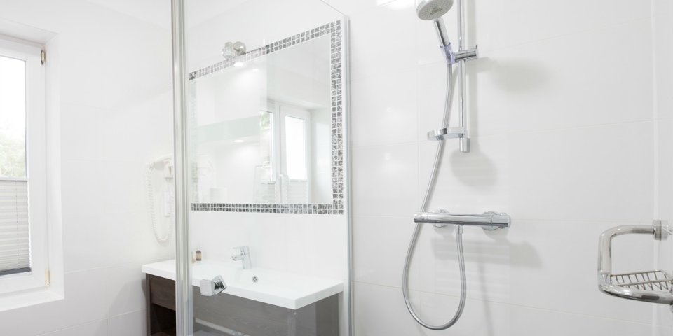 Łazienki wyposażone są w prysznic i suszarkę do włosów