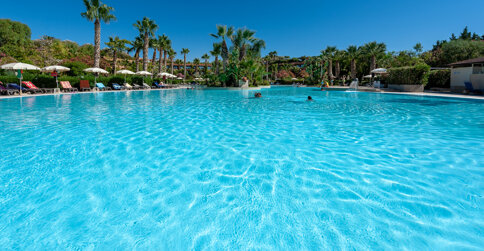 Hotel wyróżnia rozległy basen przypominający lagunę oraz bujne ogrody