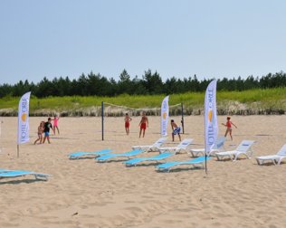W sezonie obiekt dysponuje prywatną plażą oddaloną o 100 m