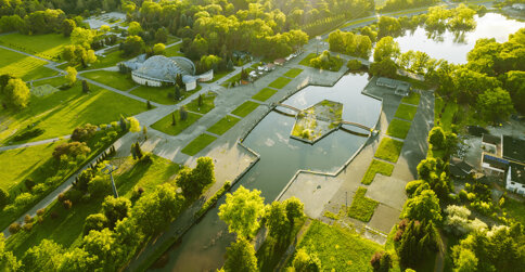 Jest położony tuż obok jednej z atrakcji Katowic – Parku Śląskiego