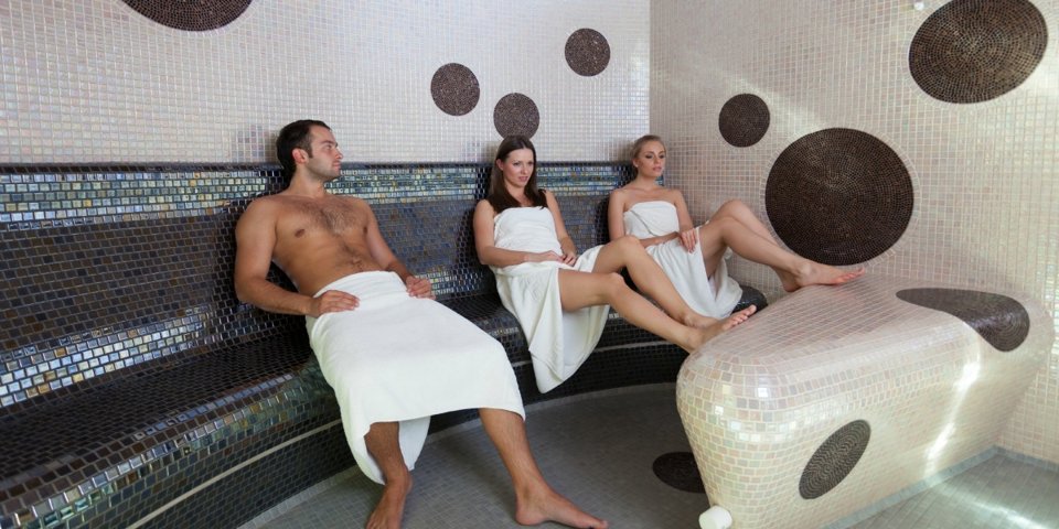 Strefa saun obejmuje saunę suchą, łaźnię parową, biosaunę, strefę schładzania...