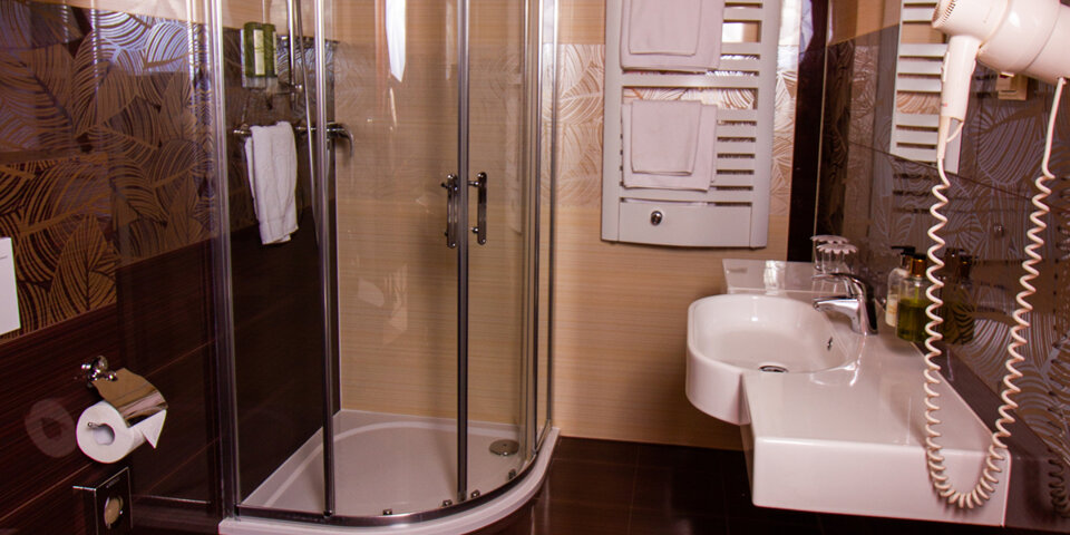 Każdy pokój dysponuje własną łazienką z kabiną prysznicową