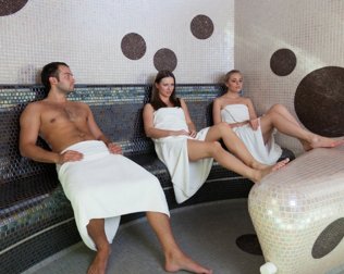 Strefa saun obejmuje saunę suchą, łaźnię parową, biosaunę, strefę schładzania...