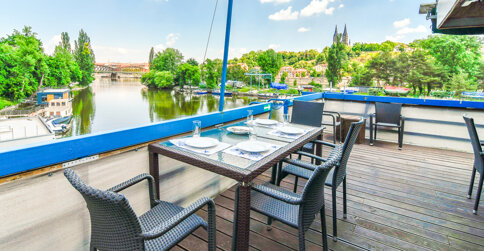 Botel Vodnik oferuje nocleg na rzece z widokiem na zabytkową Pragę