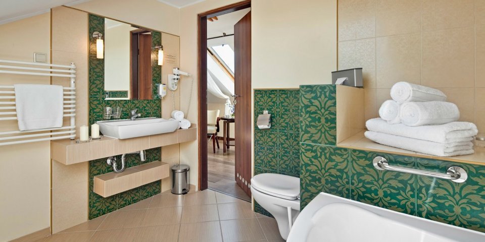 Łazienka wyposażona jest w suszarkę do włosów, wannę lub kabinę prysznicową