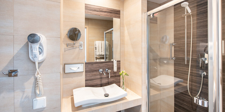 Nowocześnie zaprojektowane łazienki wyposażono w wannę lub prysznic