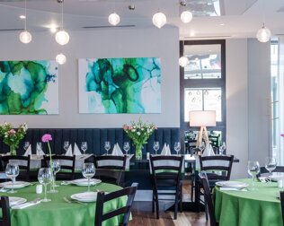 Wnętrze restauracji Zielony Pieprz przykuwa uwagę swoją elegancką aranżacją