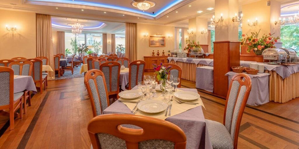 Hotelowa restauracja Ambasador specjalizuje się w daniach kuchni europejskiej