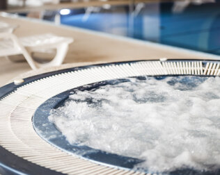 W strefie wellness dla gości dostępny jest basen, jacuzzi i strefa saun