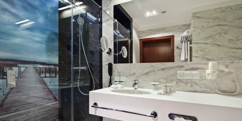Łazienki są wyposażone w suszarkę, szlafroki, komplet ręczników i kosmetyki SPA