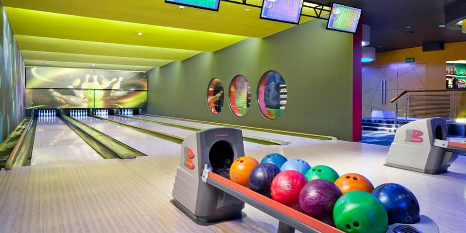 Goście znajdą tutaj profesjonalne tory bowlingowe