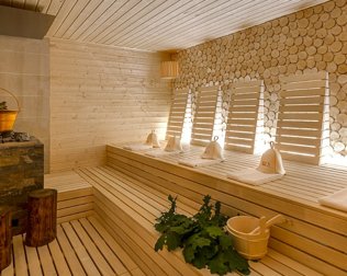 Duża tradycyjna sauna pozwala na organizację saunowych rytuałów