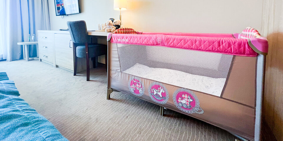 Istnieje możliwość wypożyczenia łóżeczka turystycznego dla małego dziecka